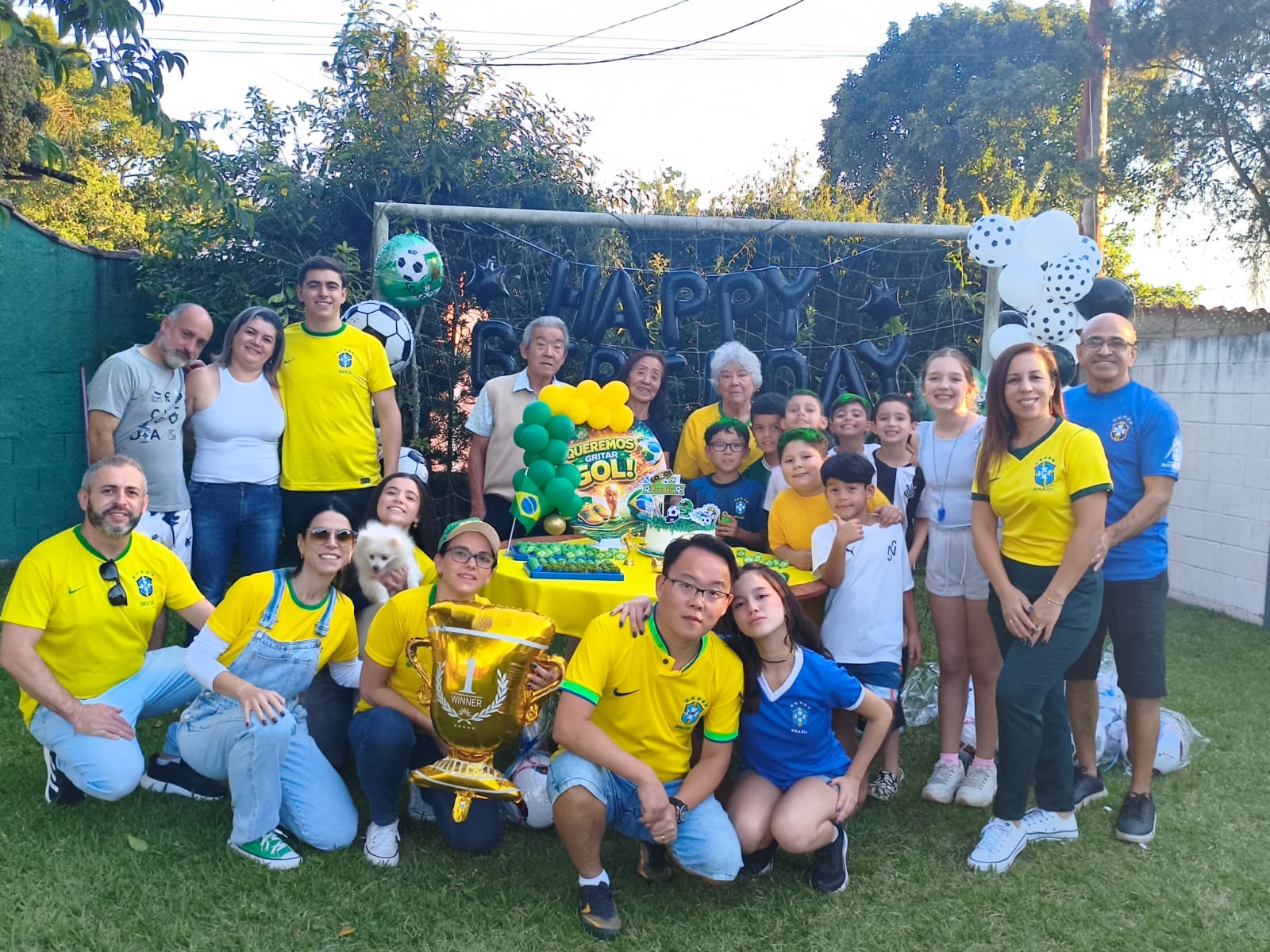 Família reunida aproveitando o dia na chácara
