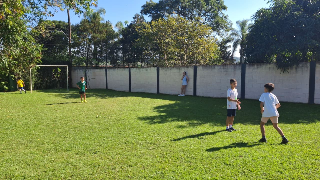 Crianças brincando no gramado da chácara