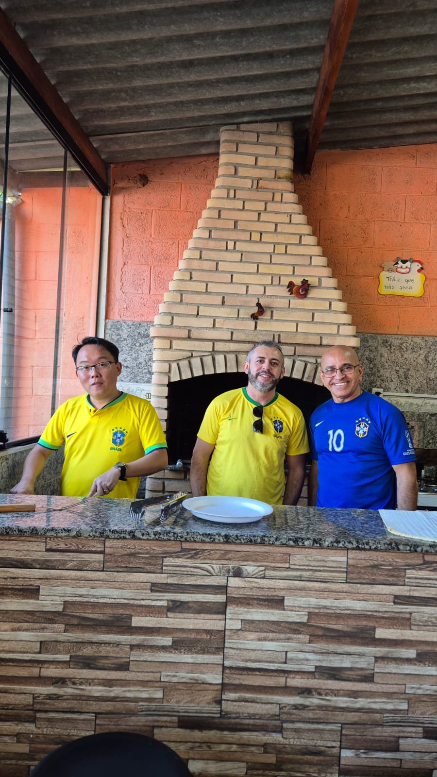 Almoço em família na área de churrasco