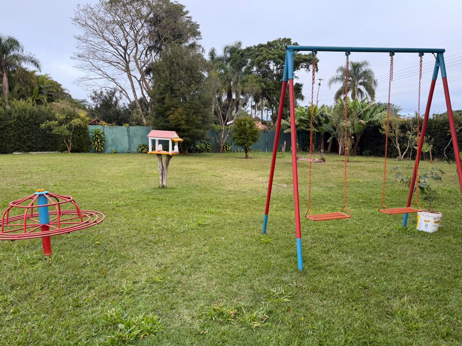 Playground com balanços e gira-gira